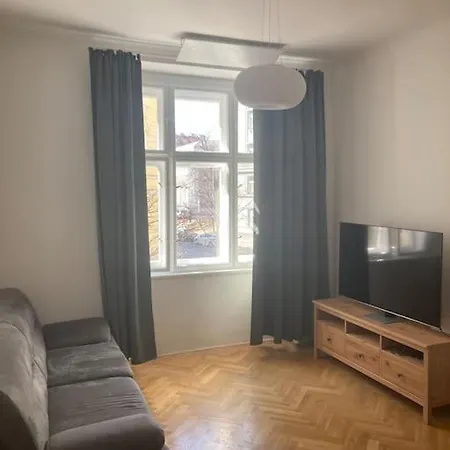 Comfy, Calm, 15 Mins From Center Apartamento
